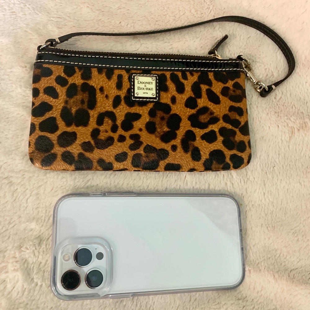 👑✅PRICE FIRM✅Dooney & Bourke Mini Leopard Clutch Bag - Picture 14 of 17